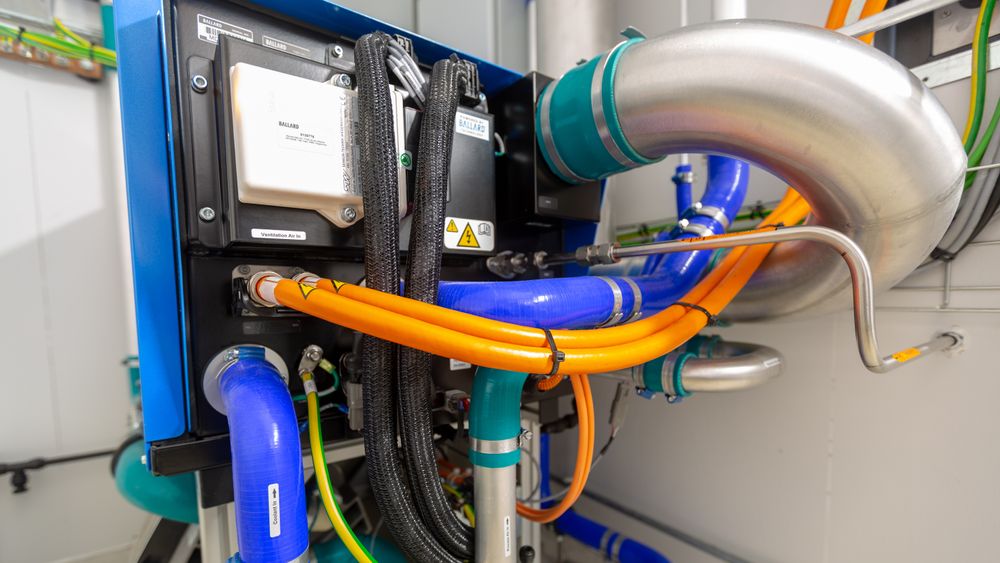 Kongsberg Energy Lab har utvidet hybridlaboratoriet sitt til også omfatte hydrogen. Ballard har levert brenselcellen på 30 kW. Fra februar 2019 har laben vært i full drift. I april åpnet Sintef Ocean og ABB et utvidet laboratorium i Trondheim som også har inkludert brenselcelle og hydrogen.