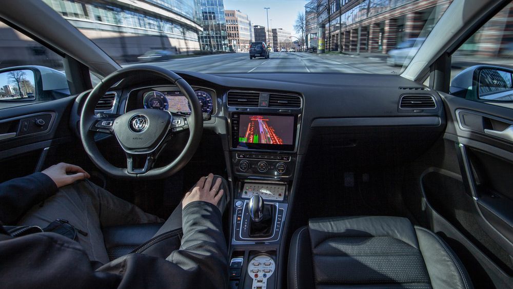 Før første gang tester VW autonom kjøring på nivå 4 i en storby. Med 11 lasere, sju radarer og 14 kameraer ombord.