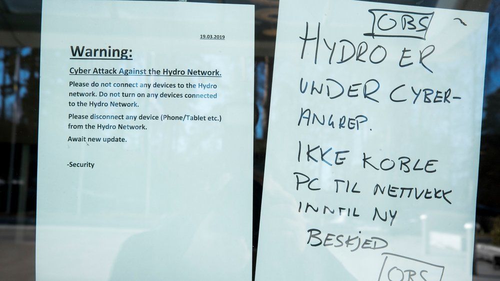 Hydros globale nettverk ble slått ut av dataangrepet i mars. Her henger plakater på inngangsdøren ved hovedkvarteret i Oslo i forbindelse med angrepet.