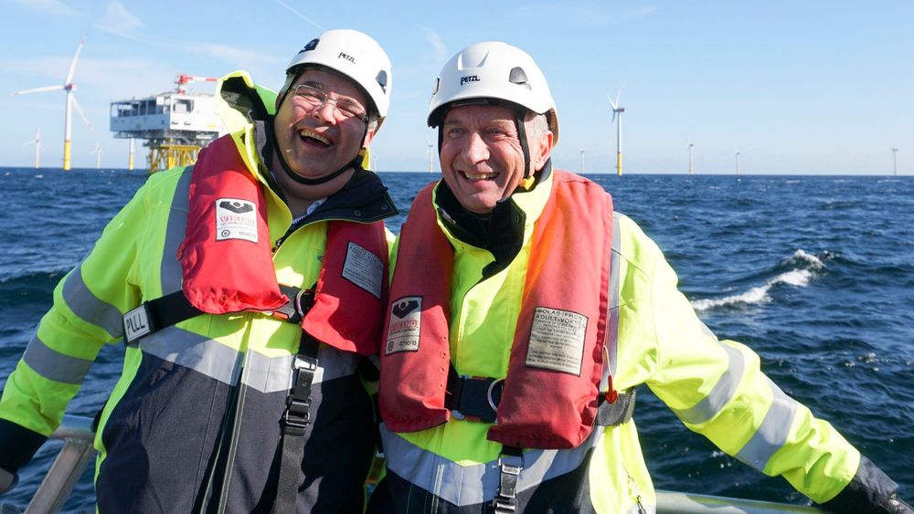 Olje- og energiminister Kjell-Børge Freiberg (Frp) (t.v.) under åpningen av Arkona havvindpark i Tyskland. Her er han sammen med Equinors styreleder Jon Erik Reinhardsen.