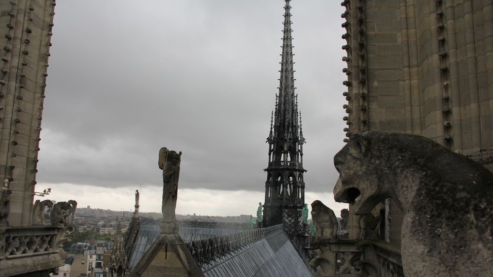 Spiret og store deler av taket til Notre-Dame i Paris ble ødelagt i brannen mandag. Fotografert er tatt fra foten av det ene tårnet i 2014.