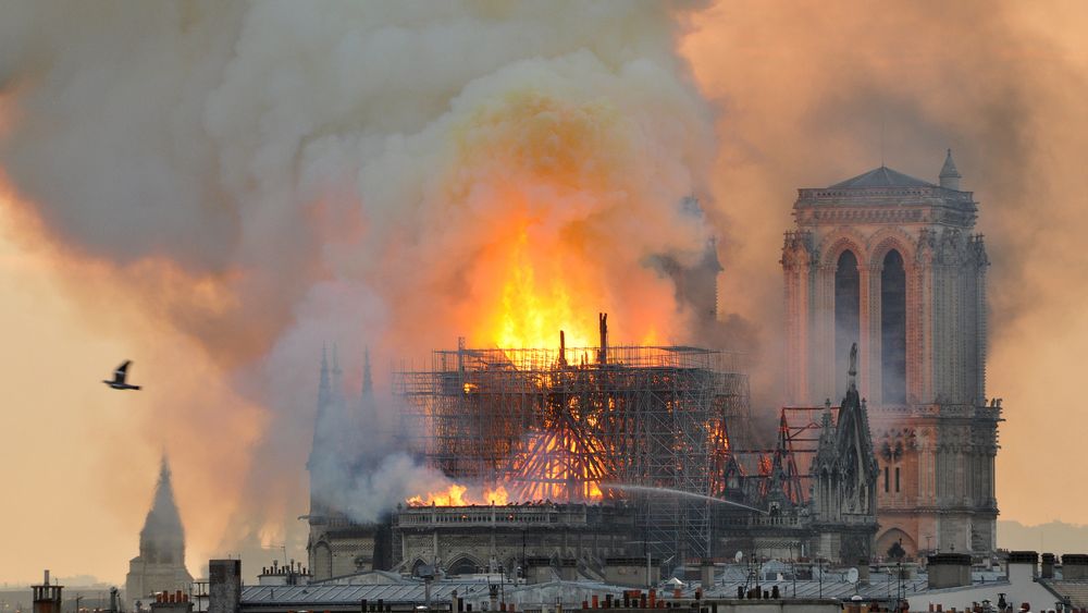 Røykgasseksplosjoner kan ha bidratt til å gjøre brannen i Notre-Dame så voldsom som den ble.