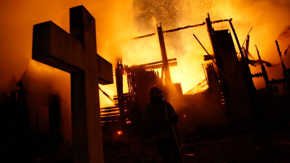Mange norske kirker har ikke automatisk slokkeanlegg eller brannvarsling. Her brenner Hønefoss kirke ned til grunnen i 2010.
