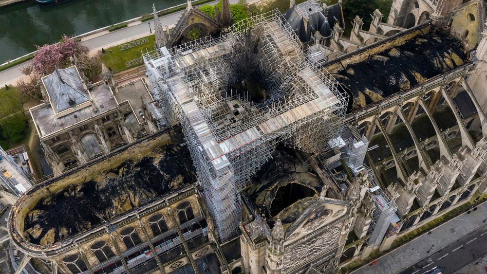 Arkitektkontoret Snøhetta vurderer å delta i arkitektkonkurransen om å tegne nytt hovedspir på Notre-Dame, etter at spiret ble ødelagt i den voldsomme brannen for få dager siden.