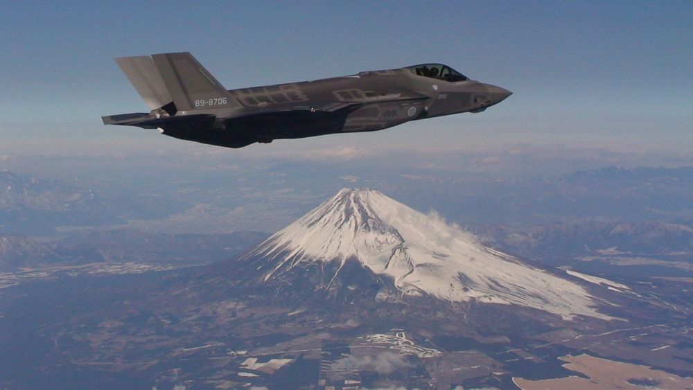 Det andre japanskbygde F-35A (AX-6) ved Fuji-fjellet på vei fra fabrikken i Nagoya til Misawa-basen.