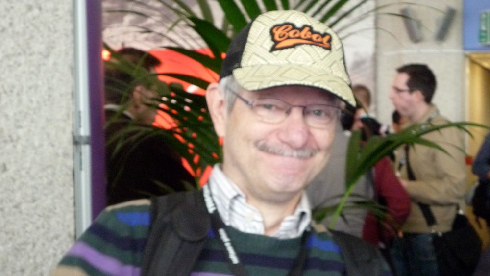 Joe Armstrong lærte seg først å programmere Fortran på stormaskin som ung student. Senere skapte han Erlang hos Ericsson. Her avbildet med en Cobol-caps under en IT-konferanse i London våren 2009.
