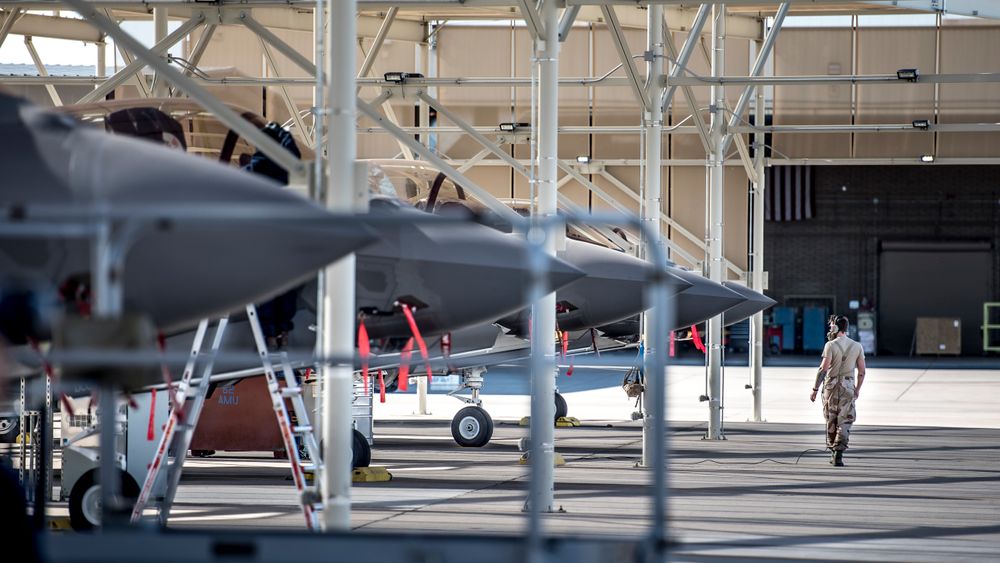 Forsvarets kjøp av kampfly har blitt mange milliarder kroner dyrere, og ekstraregningen vil gå ut over resten av forsvaret, mener en forsker ved Sjøkrigsskolen. På bildet ses
F-35 kampfly på Luke Air Force Base i Arizona i USA,  6. desember 2017.