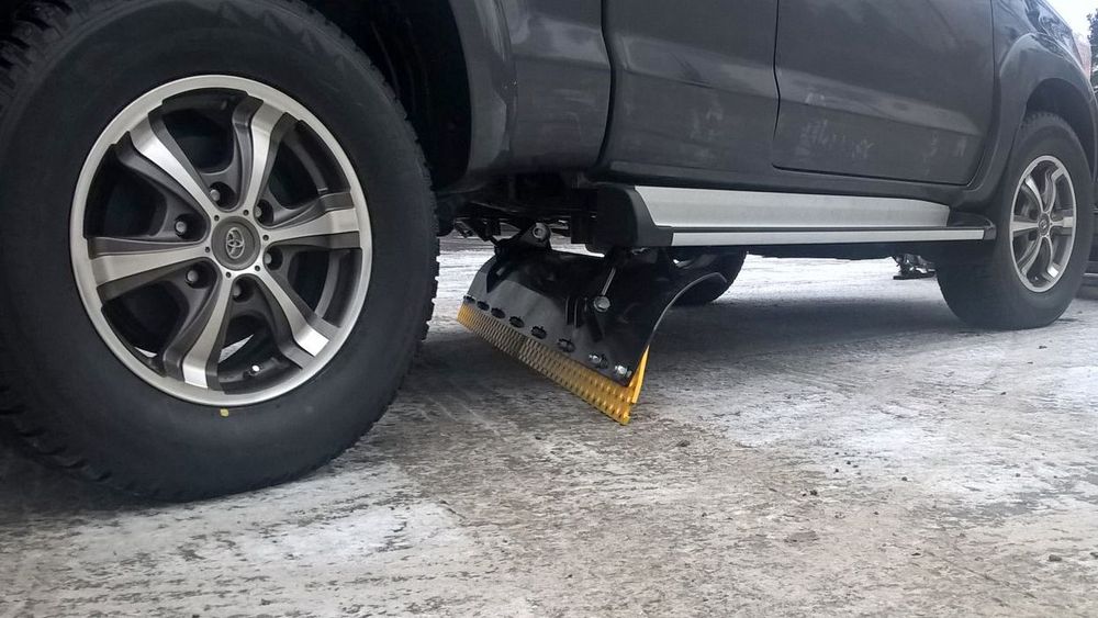 Midtmonteringen av skjæret er enkelt, og det styres fra førerplassen i bilen.