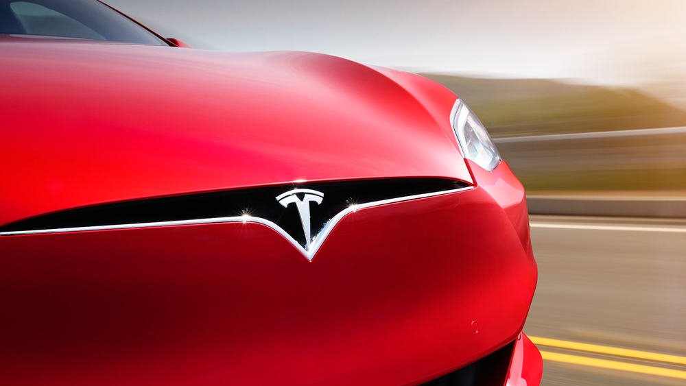 Tesla oppgraderer bilene sine med lengre rekkevidde.