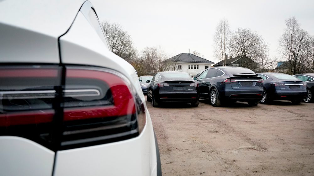 Diverse Tesla-modeller står linet opp på utleveringssenteret til Tesla ved Norges Varemesse på Lillestrøm.
