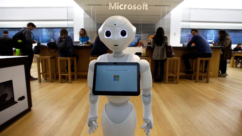 Roboten Pepper ved inngangen til en Microsoft-butikk i Boston. Arkivfoto.