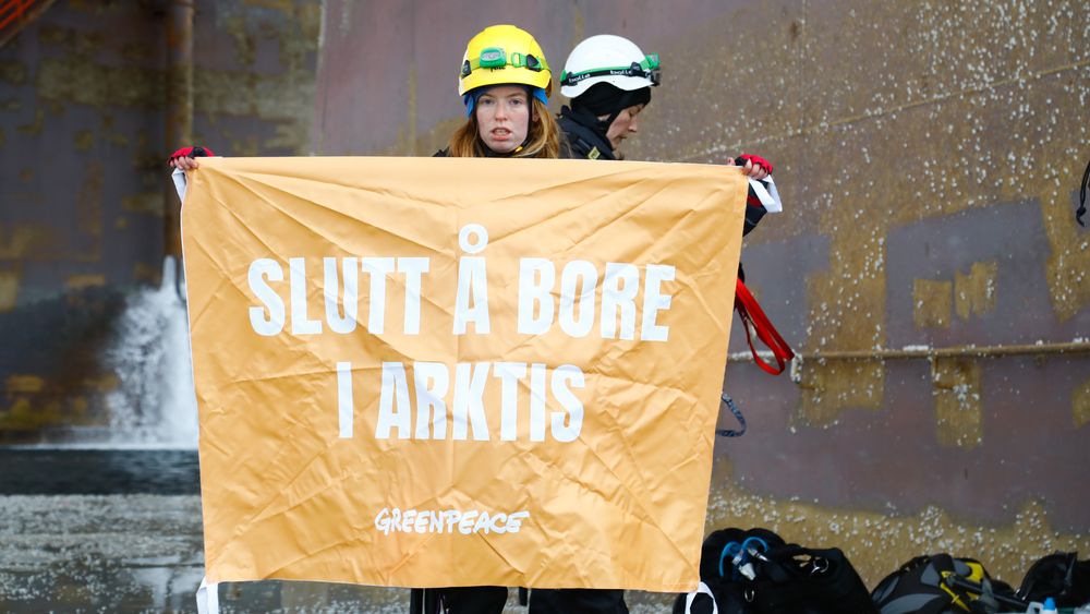 Her går Greenpeace-aktivister om bord oljeriggen West Hercules mandag 29. april.
