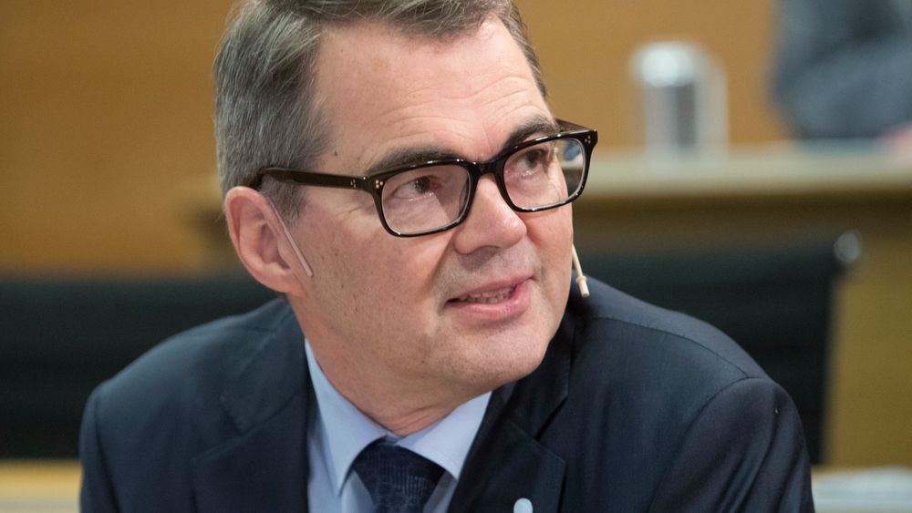 Dataangrep og fortsatte begrensninger ved Alunorte-anlegget i Brasil fører til lavere produksjonsvolum for Hydro, opplyser konsernsjef Svein Richard Brandtzæg. 8. mai overtar Hilde Merete Aasheim stillingen hans. 