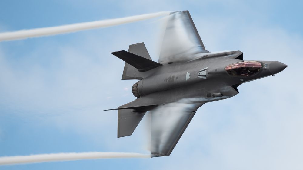 De ser bra ut når de flyr, men det gjør F-35-flyene i mindre grad enn forutsatt. Dette bildet er fra årets USAF-demo på Melbourne Air and Space Show i Florida i mars.