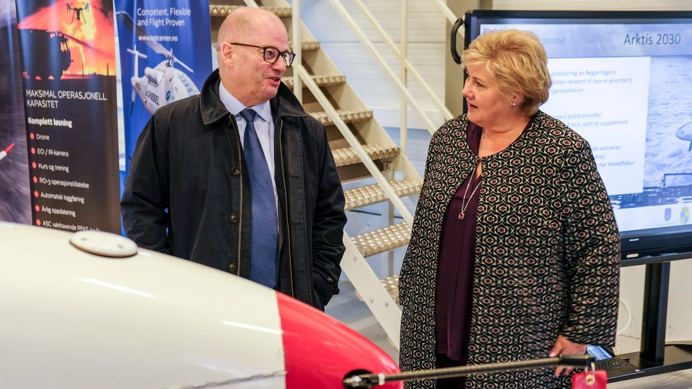 Statsminister Erna Solberg i samtale med administrerende direktør Odd Roger Enoksen på Andøya Space Center, der statsministeren fikk en omvisning under sitt besøk tirsdag.