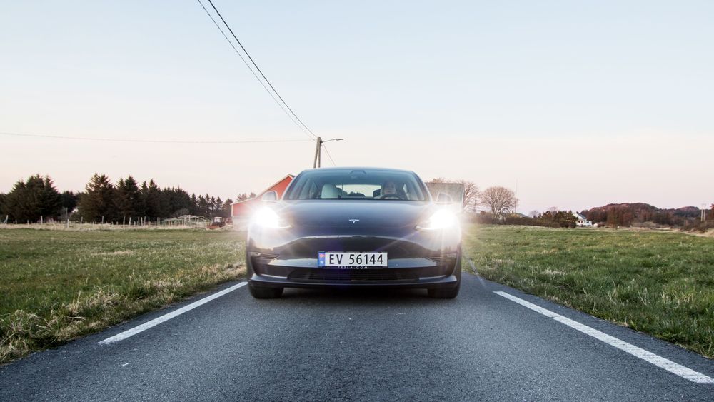 Tesla Model 3 får neppe sitte på elbiltronen som i 2019.