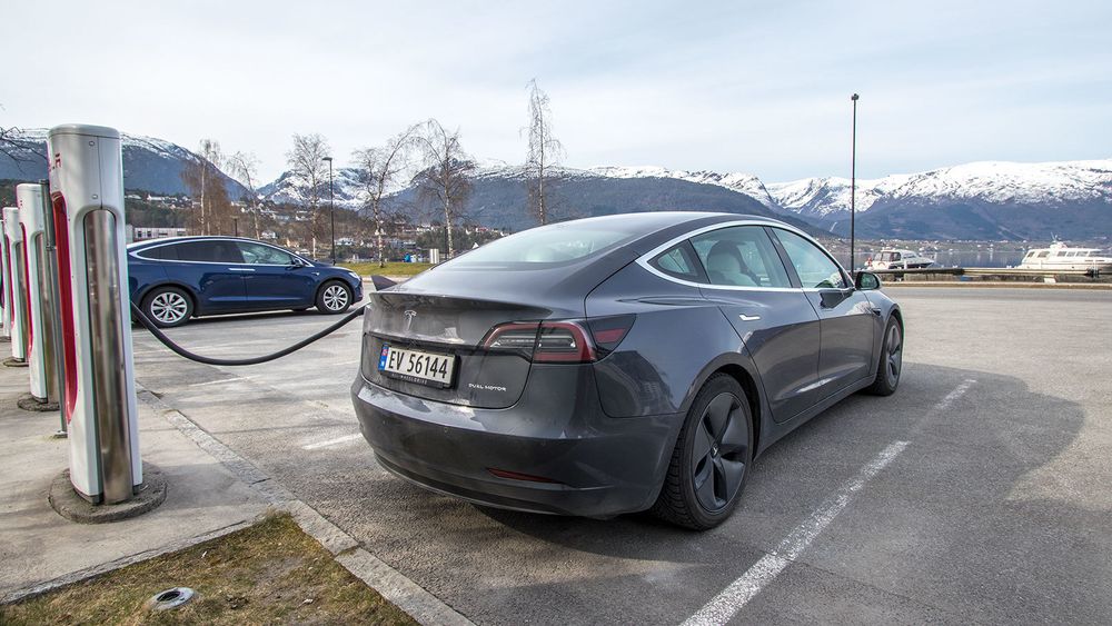Tesla Model 3 på en Supercharger i Sandane i Nordfjord.