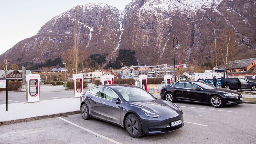 Tesla søker om støtte til etablering av ladestasjoner i Stryn. Bildet viser ladestasjon i Eidfjord.