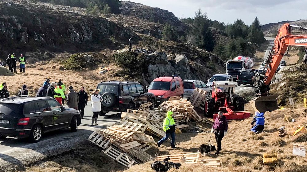 På Frøya hindrer demonstrasjoner og et nytt kommunestyrevedtak at byggingen av vindmølleparken får gå som planlagt. Frp foreslår kommunal vetorett mot slike anlegg.