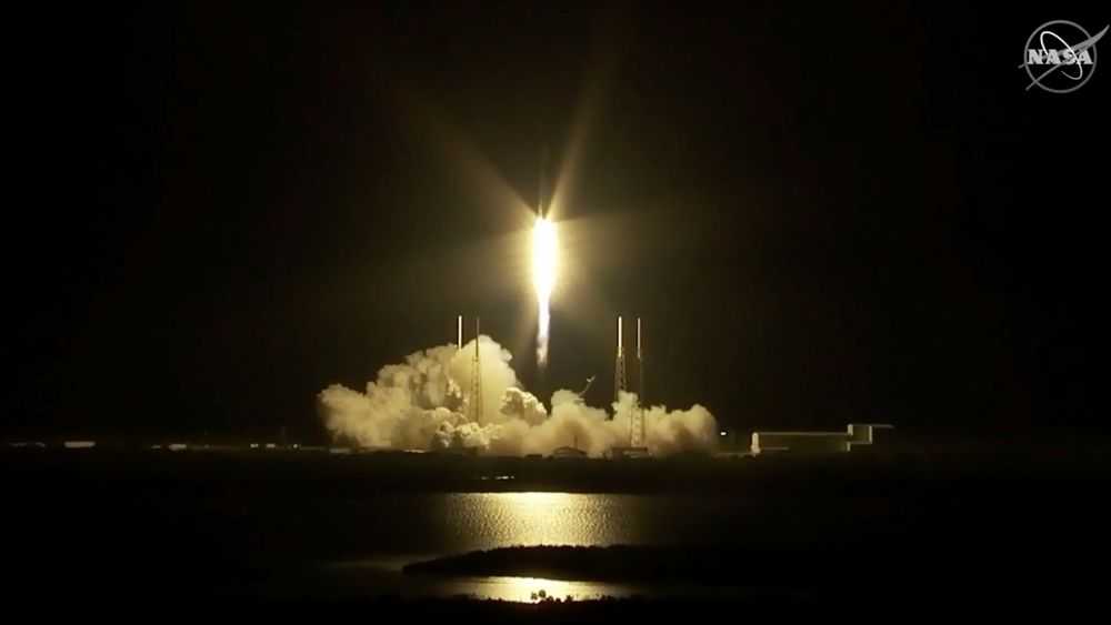 SpaceX Falcon-raketten skytes opp fra Cape Canaveral i Florida, lørdag. Den har retning mot Den internasjonale romstasjonen.