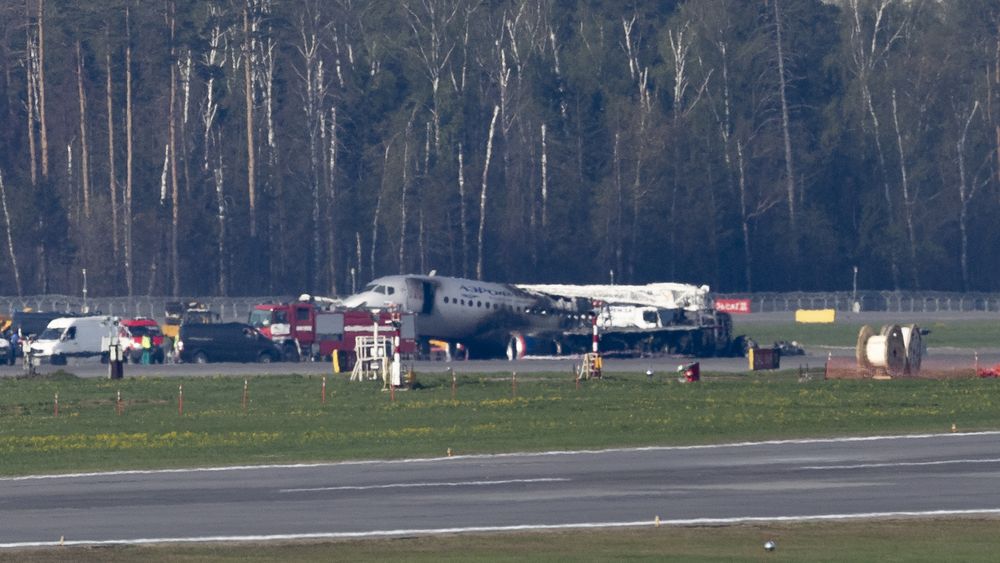 37 av de 78 om bord klarte å evakuere fra det brennende SSJ100-flyet.