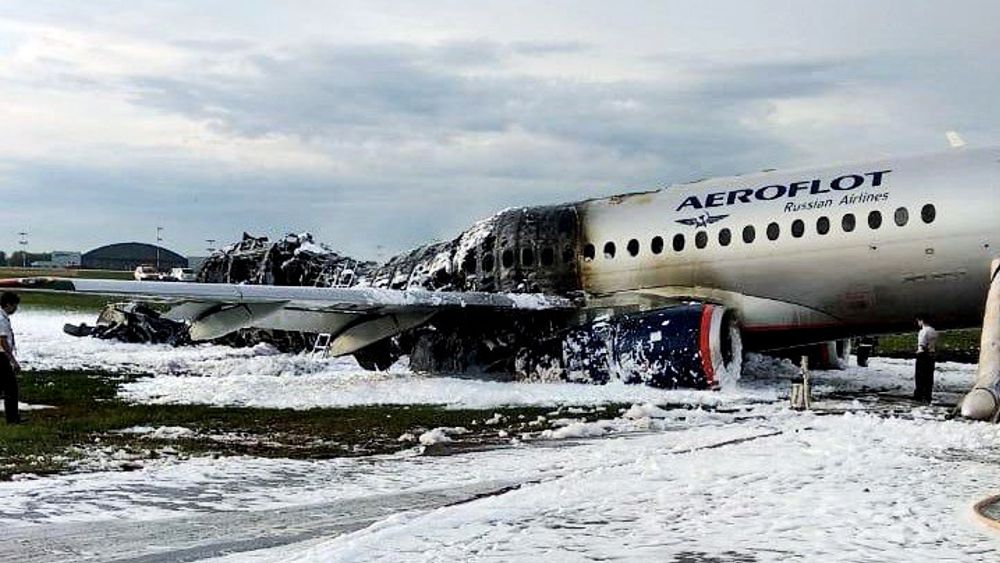 Aeroflots Sukhoi Superjet 100 som kræsjet etter nødlanding på Moskvas Sheremetyevo flyplass.