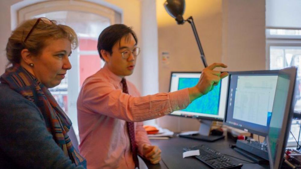 Konservator Cecil Krarup Andersen og ingeniør Daniel Sang-Hoon Lee fra KADK diskuterer resultatene fra de sensorene med dataene som skal inngå i utviklingen av en datamodell over kunstverkenes forfall.