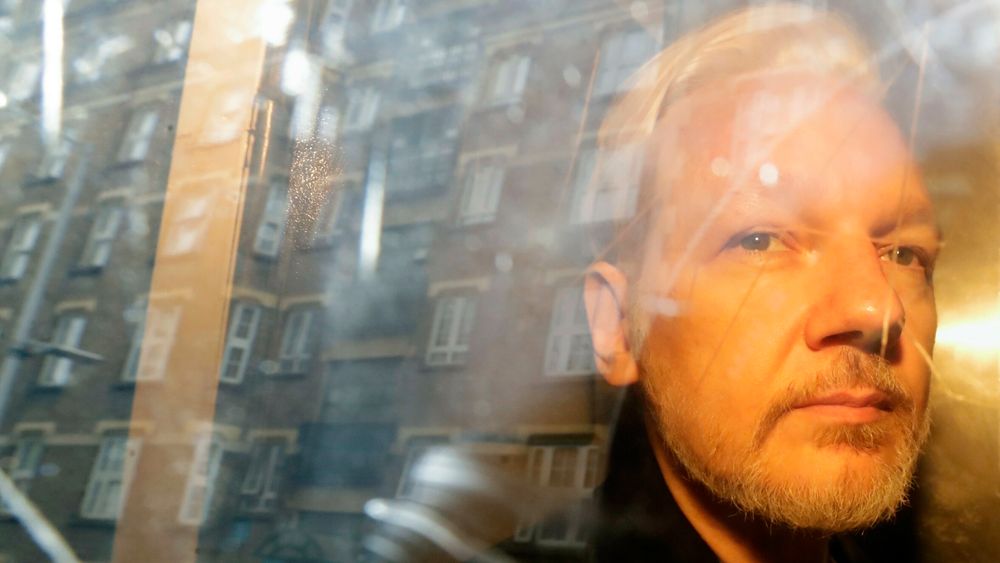 Julian Assange ble pågrepet i Ecuadors ambassade i London i forrige måned. 