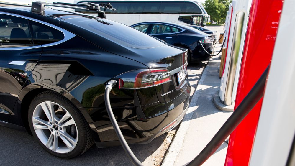 I en rapport utarbeidet av tolv forskere anbefales Norge å redusere subsidiene på elbiler og øke avgiftene på bensin- og dieselbiler. 