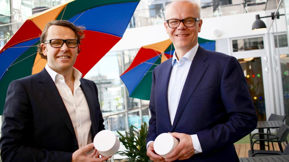 Administrerende direktør Thomas Skjelbred i Altibox og Googles norgessjef, Jan Grønbech, med hver sin lille Google Wifi-enhet.