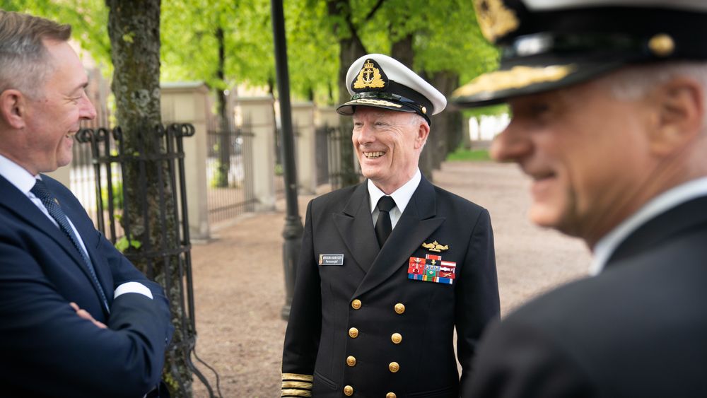 Forsvarsminister Frank Bakke-Jensen (f.v.) og forsvarssjef Haakon Bruun-Hanssen diskuterer tilstandsrapporten for KNM Helge Ingstad onsdag 15. mai. I forgrunnen er Thomas Wedervang, sjef for maritime kapasiteter i Forsvarsmateriell.