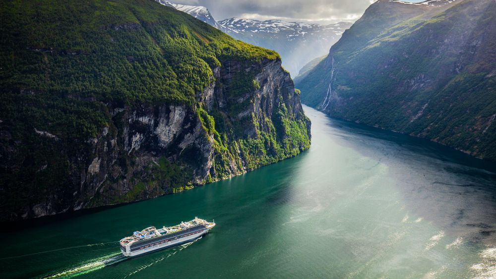 Fra 1. mars ble det innført nye miljøkrav for utslipp til luft og sjø i blant annet Geirangerfjorden. Bildet viser cruiseskipet Sapphire Princess på besøk i fjorden i juni i fjor.