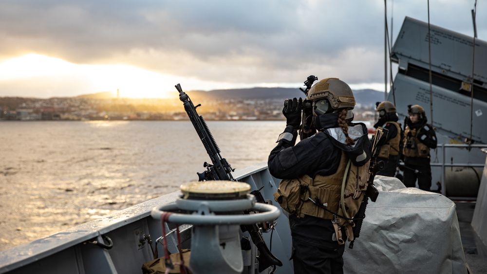Artillerister om bord KNM Helge Ingstad under Nato-øvelsen Trident Juncture 2018. Det var på vei tilbake fra øvelsen at fregatten kolliderte og sank.