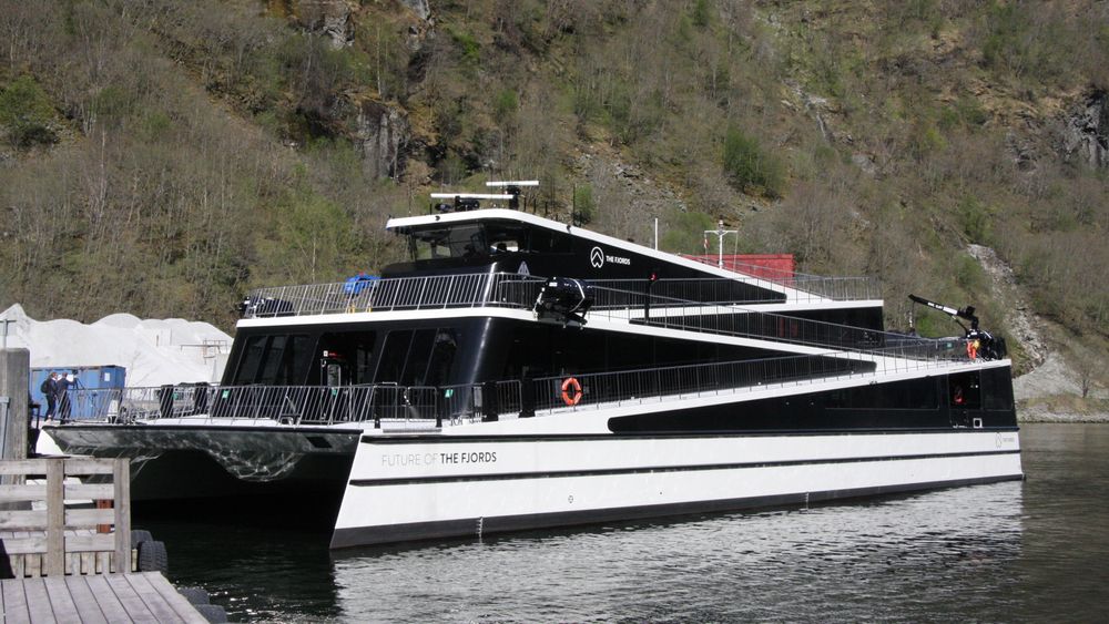 Future of the Fjords er 100 prosent elektrisk, bygget av Brødrene Aa i Hyen. Katamaranen er bygget i karbonfiber og kan seile i 16 knop i 2,5 timer med 400 turister om bord.
