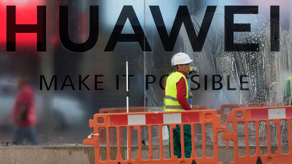 Flere selskaper bryter eller reduserer sitt samarbeid med kinesiske Huawei etter at USA har innført forbud mot å handle med selskapet.