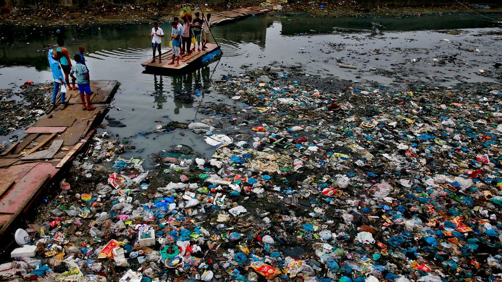 USA, Kina, India (bildet) og Brasil produserer mest plastsøppel i verden. Forskere anslår at 8 millioner tonn plast hvert år havner i verdenshavene, der det fra før flyter rundt 5.000 milliarder plastbiter.