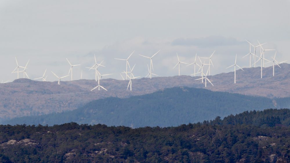 Det er til nå bygd ut 20 TWh ny fornybar energi i Sverige og 8,4 TWh i Norge. Bildet er av Midtfjellet vindpark i Fitjar kommune, sett fra Tjernagel i Sveio kommune cirka 30 kilometer unna. 