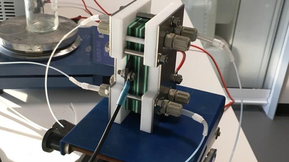 Forskerne har konstruert en prototyp av et soppbatteri. Med en ny bevilgning på 15 millioner danske kroner setter forskerne opp tempoet i søket etter egnede sopper.