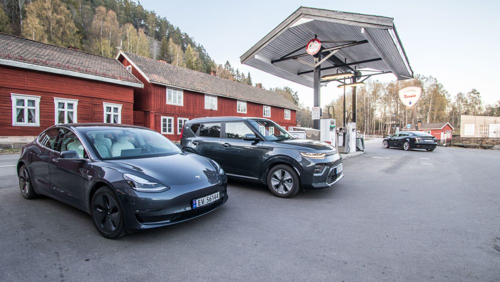 Tesla Model 3 og Kia e-Soul avbildet på Eidsfoss i Vestfold og Telemark. Utenfor storbyenes pendlerkommuner er fortsatt elbiler ganske sjeldne innslag.
