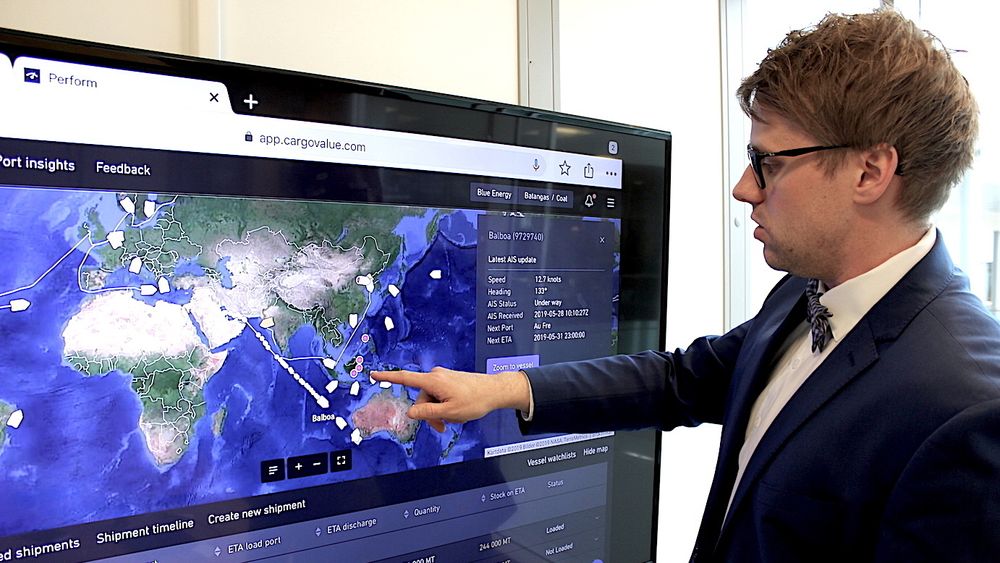 Aleksander M. Stensby forklarer hvordan løsningen deres Cargovalue fungerer. Om et lasteskip vises med oransje symbol betyr det at skipet ankommer på et tidspunkt hvor du har for mye råvarer. Selskapets algoritmer skal gjøre det mindre smertefullt for lastekunder å planlegge skipningene sine.