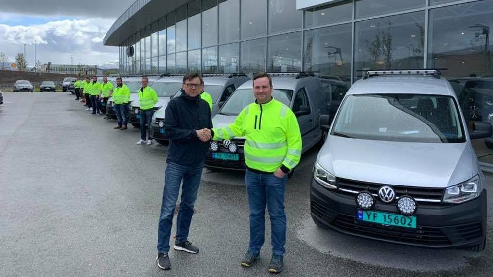 Markeds- og økonomisjef i Total Trafikkhjelp AS, Tobias Vang Sivertsen (til høyre), da de hentet ti nye Caddyer hos Volkswagenforhandleren Sulland AS i Bodø.