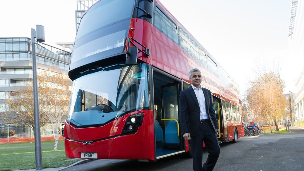 Nels nye partner, Wrightbus, har blant annet levert hydrogenbusser til London. Her er det Londons ordfører Sadiq Khan, som er fotografert foran en av selskapets britiske hydrogenbusser.