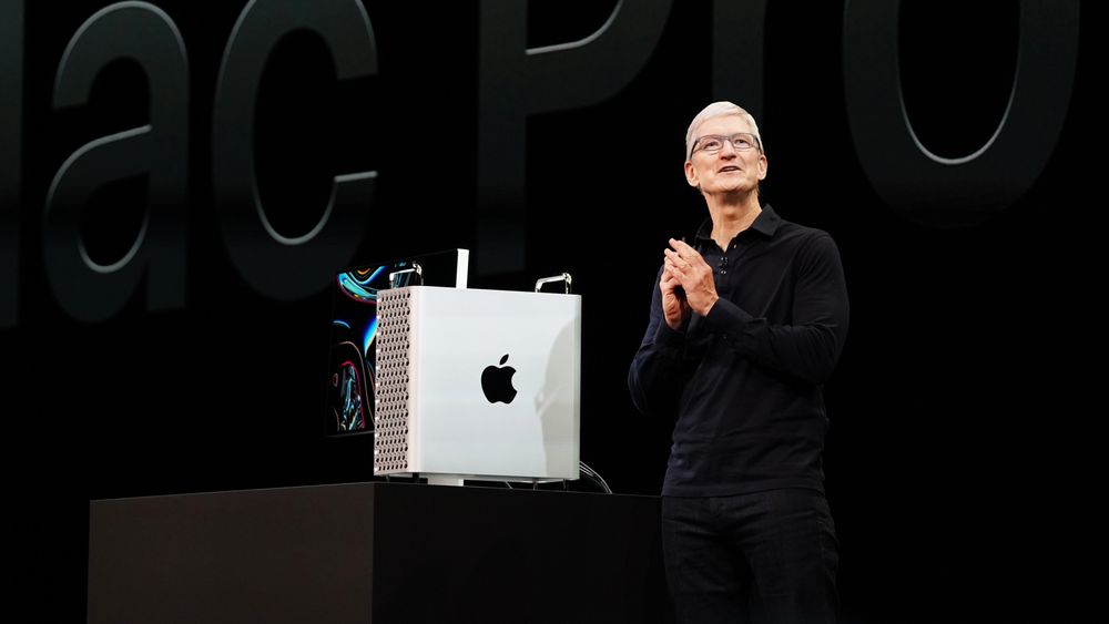 Apple-sjef Tim Cook viser frem nye Mac Pro på scenen.