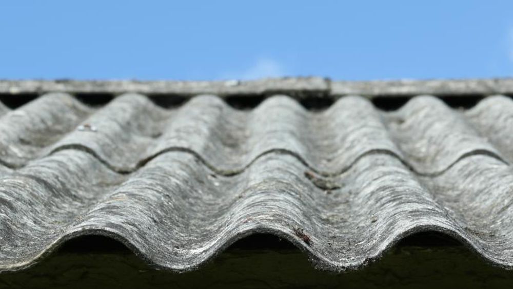 Asbest: Det er ikke mulig å se med det blotte øyet, om et eternitt-tak inneholder asbest eller ikke.  Stoffet ble forbudt i Danmark i 1987.