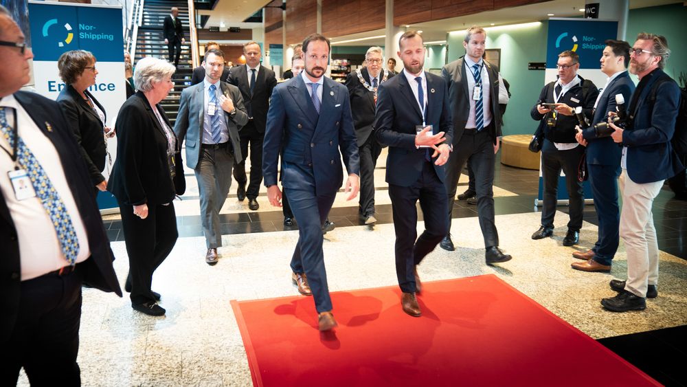 Nor-Shipping trekker annethvert år både industriledere fra A-listen og representanter fra kongefamilien. Kronprins Haakon ble tatt imot av Per Martin Tangaard (t.h.) 4. juni 2019.