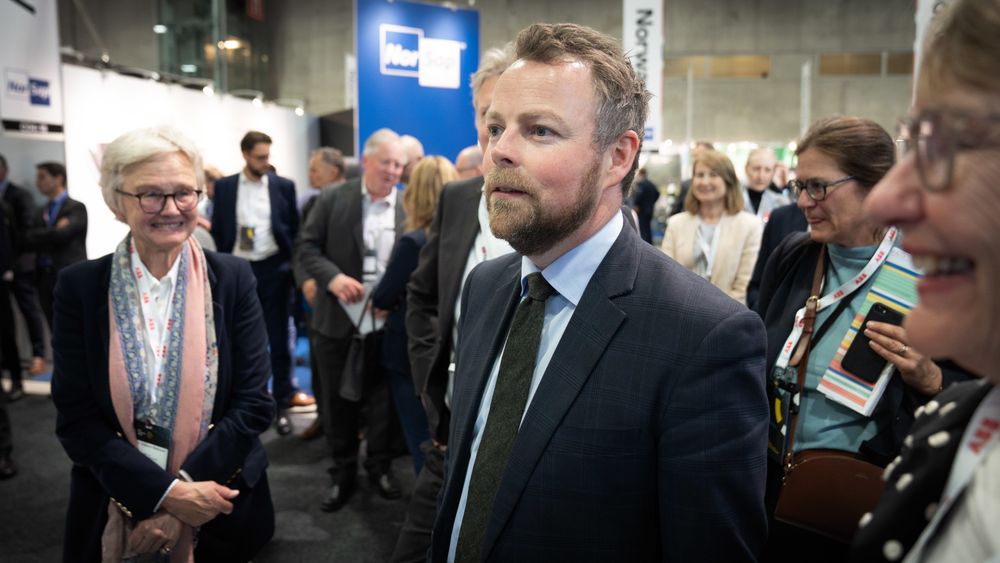 Digitalisering blir viktig for havnæringene framover, sier Torbjørn Røe Isaksen. Her på Nor-Shipping 2019.
