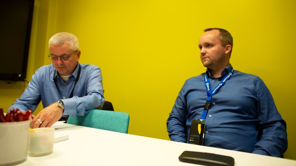 Arnt Nedrebø (t.v.) og John-André Bjørkhaug i NTT jobber med å avdekke datasikkerhetshull på skip.
