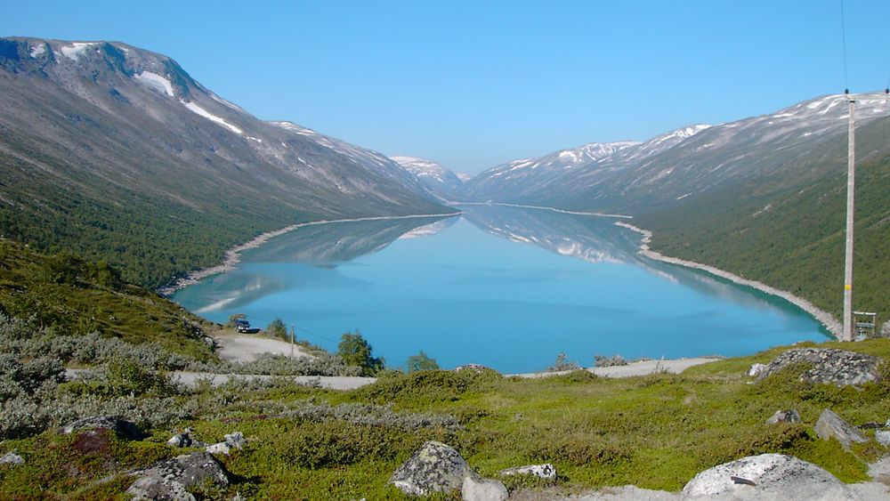 Når det blir for mye vann i magasinene må strømprodusentene enten slippe vannet gjennom uten å produsere strøm, eller senke prisene. Arkivfoto fra Øvre Otta.