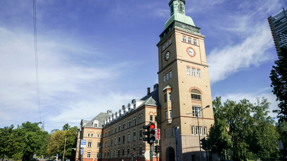 Oslo universitetssykehus Ullevål og deres advokater mener feil ved installasjonen av et sprinkleranlegger årsaken til en vannlekkasje.