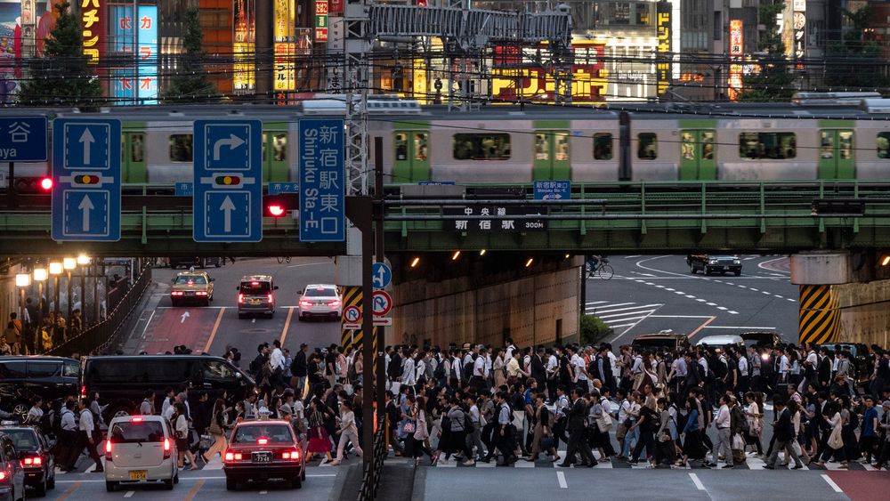 Droneflyging i beruset tilstand, og flyging av droner over folkemengder, skal nå slås ned på i Japan. Bildet viser kveldsrushet i Shinjuku-distriktet i Tokyo.